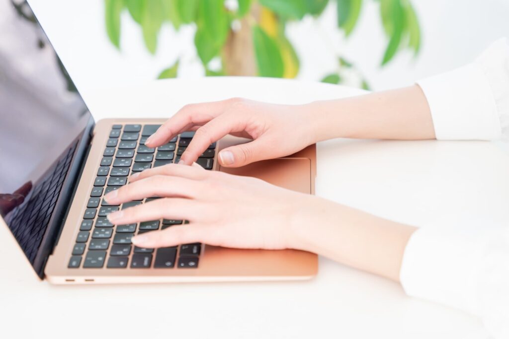 パソコン作業する手元
