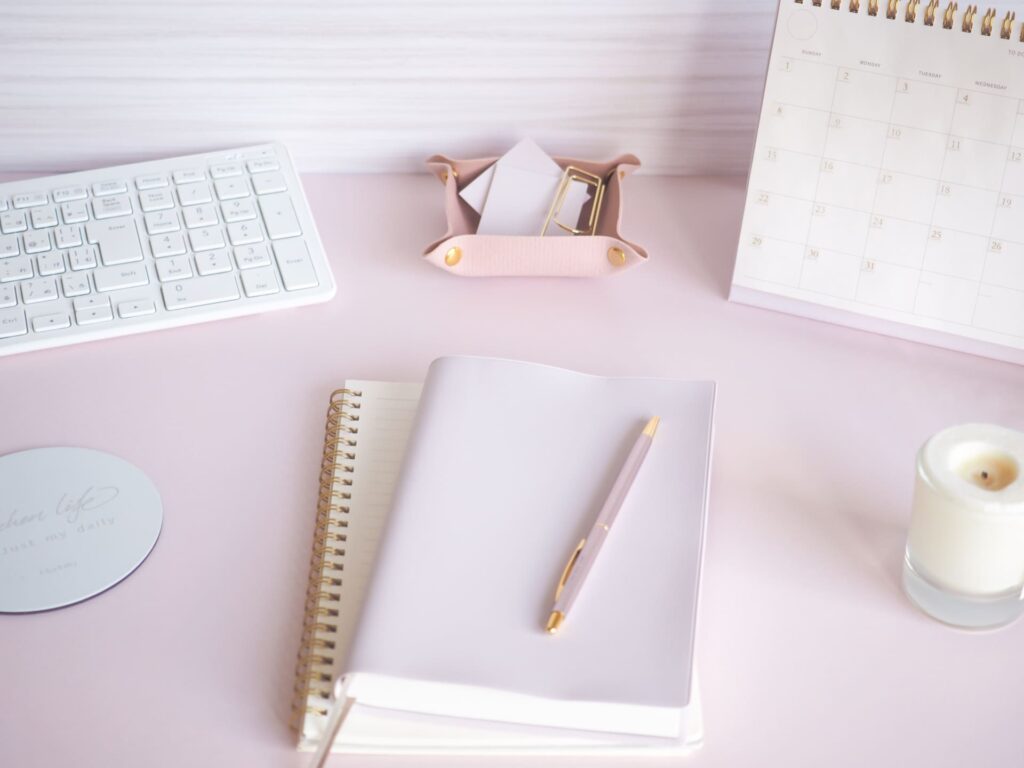 ノートのあるデスク