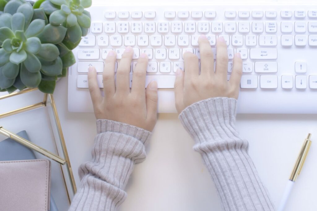 パソコンを操作する女性