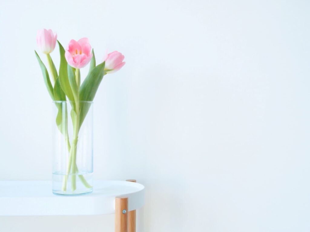 花瓶に生けられたチューリップ