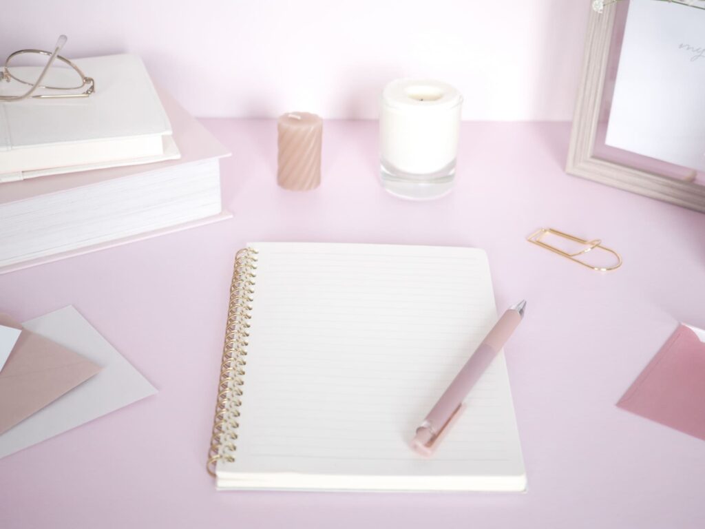 ノートのあるデスク