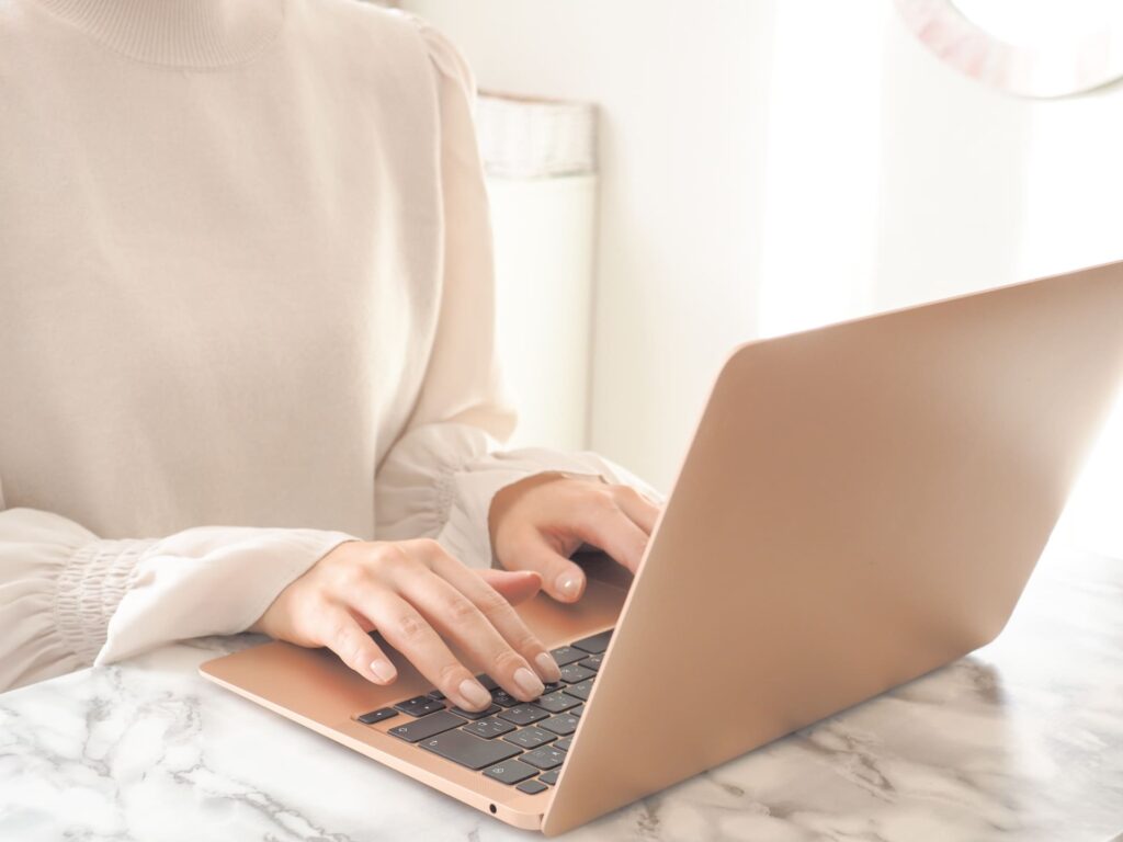 パソコンを操作する女性