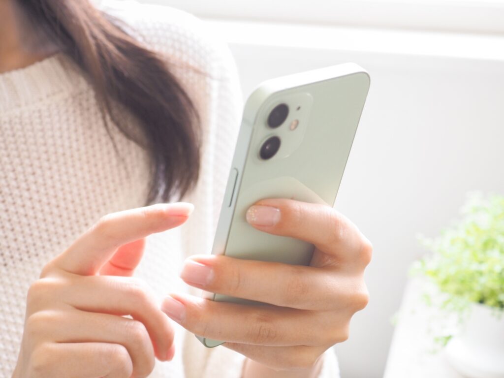 スマホを操作する女性