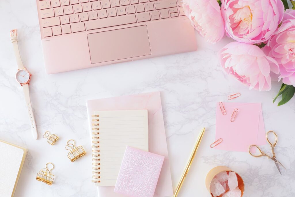 パソコンとノートのあるデスク