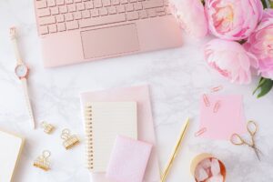 ノートとパソコンのあるデスク